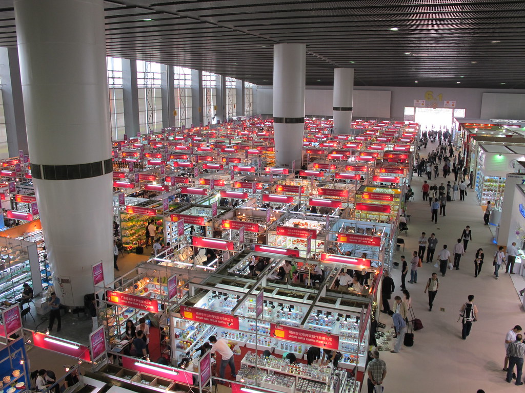 广交会展馆俯瞰，展位与人流