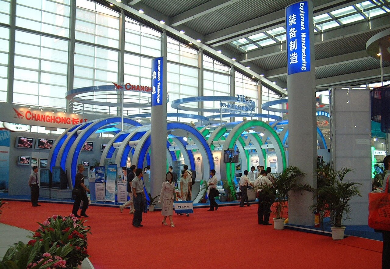 高交会展馆俯瞰，通道人流